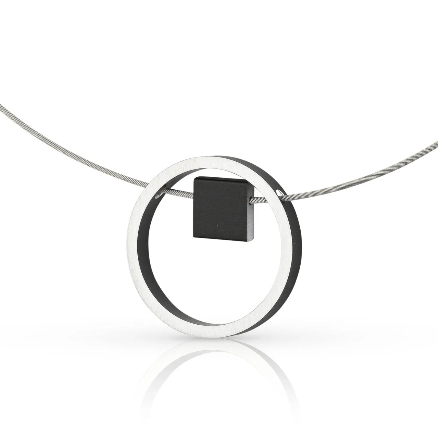 ketting_evy_zwart_ring_me_1.webp Ketting EVY Zwart Ring met vierkantje | C277Z